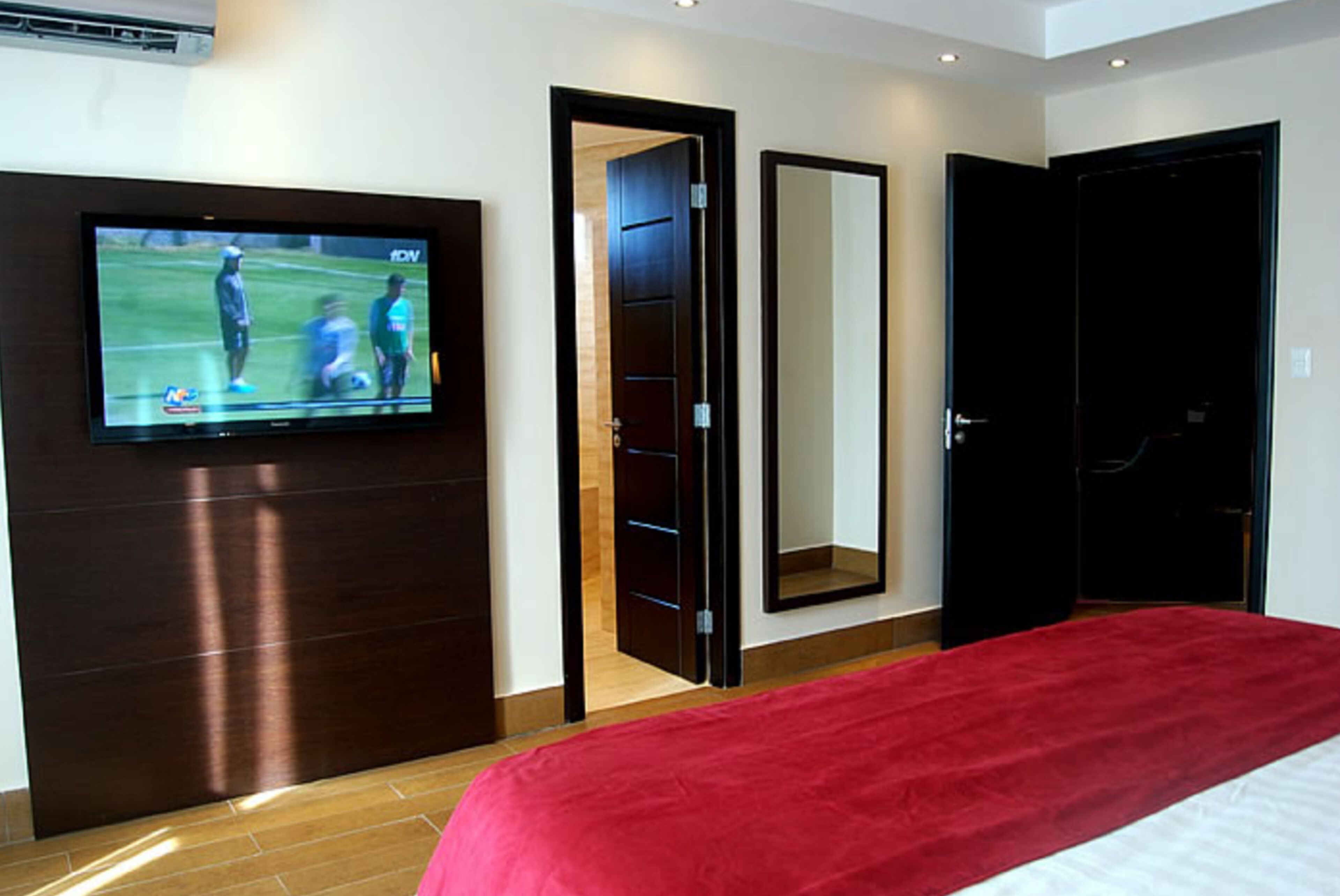 标准房 | 高档床上用品、羽绒被、加厚床垫、客房内保险箱