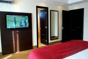 标准房 | 高档床上用品、羽绒被、加厚床垫、客房内保险箱