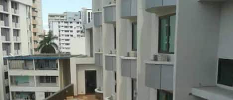 Un espace piscine aménagé sur le toit, avec des chaises longues et une piscine.