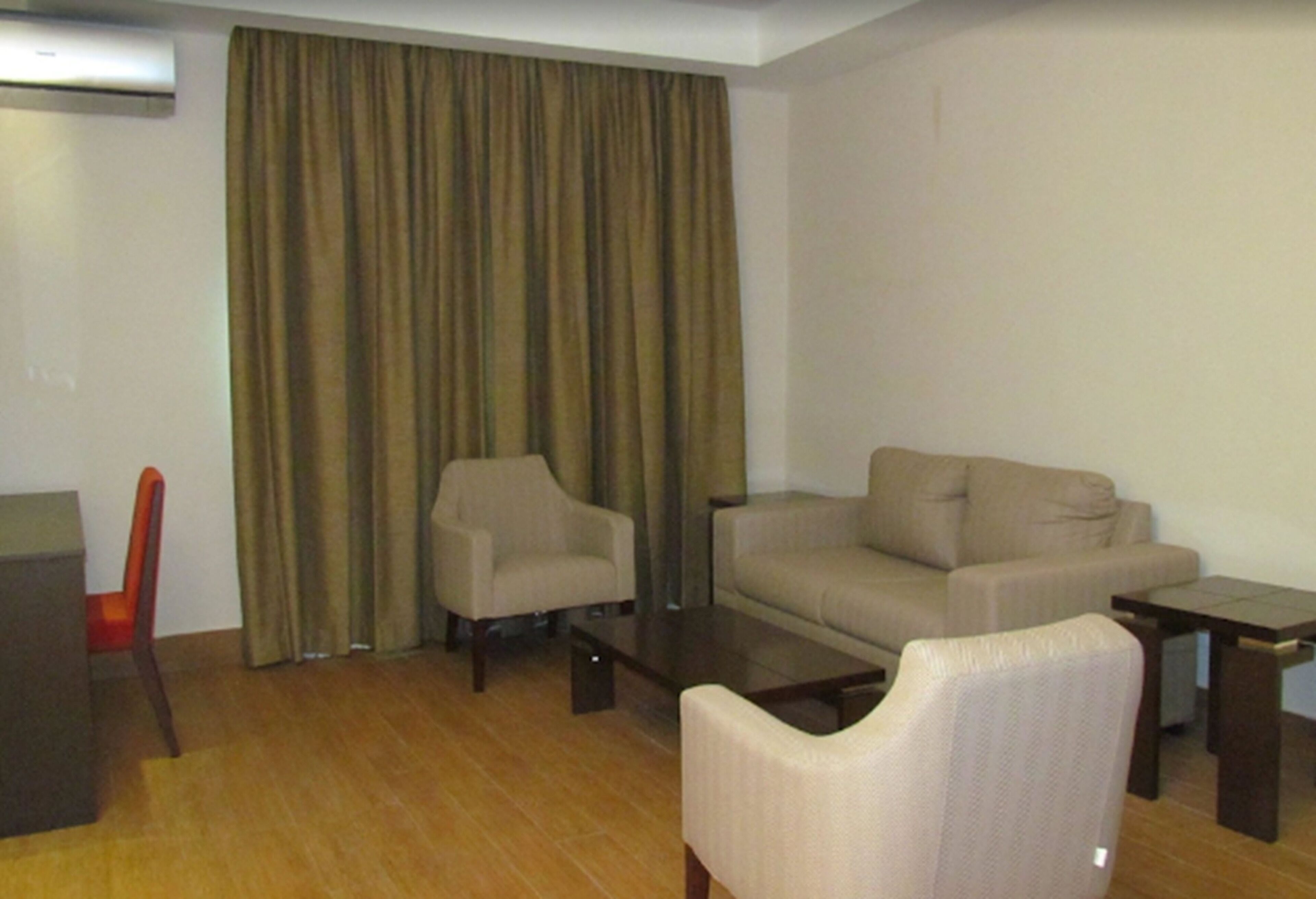 suite | living area | flat-screen tv, first-run films