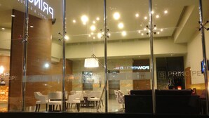 A hotel lobby with a reception desk, seating area, and a visible sign for 'PRINCIPES HOTEL & SQUITES'. - Principe Hotel and Suites (Panama City)