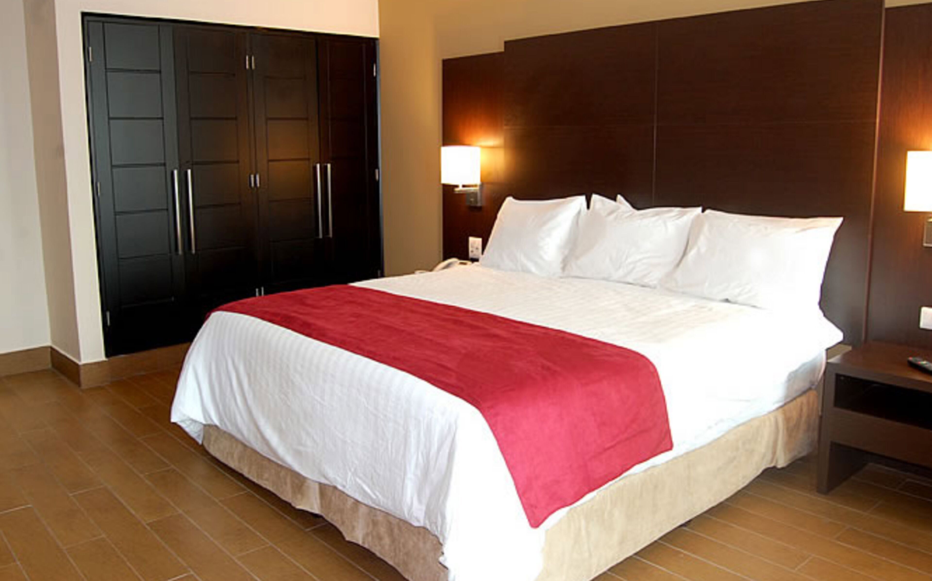 Hochwertige Bettwaren, Daunenbettdecken, Pillowtop-Betten, Zimmersafe