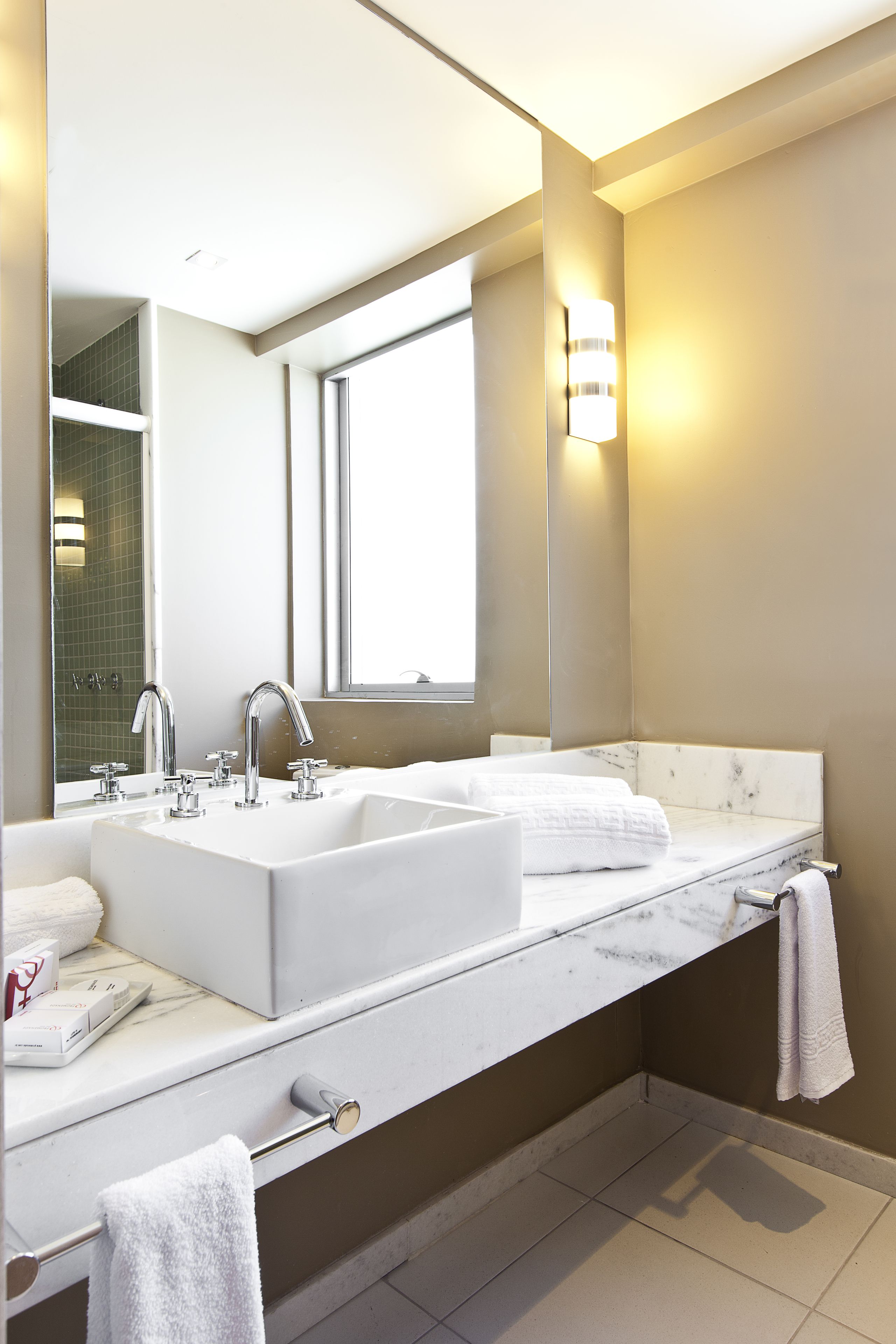 deluxe room | 1 bedroom, minibar, in-room safe, desk