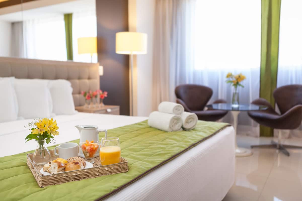 Minibar, coffres-forts dans les chambres, bureau