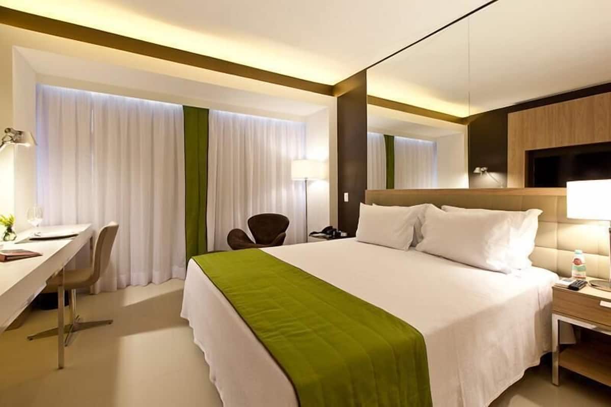 Minibar, coffres-forts dans les chambres, bureau