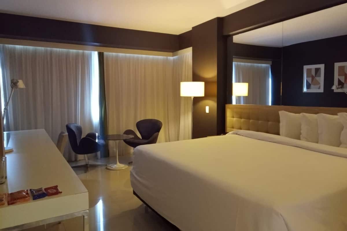 1 slaapkamer, een minibar, een kluis op de kamer, een bureau