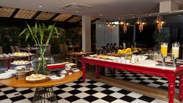 Daily buffet breakfast (BRL 40 per person)