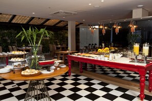 每日供應自助早餐 (每人 BRL40)