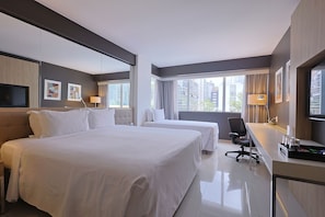 家庭房, 多张床 | 迷你吧、客房内保险箱、办公桌、笔记本电脑工作区