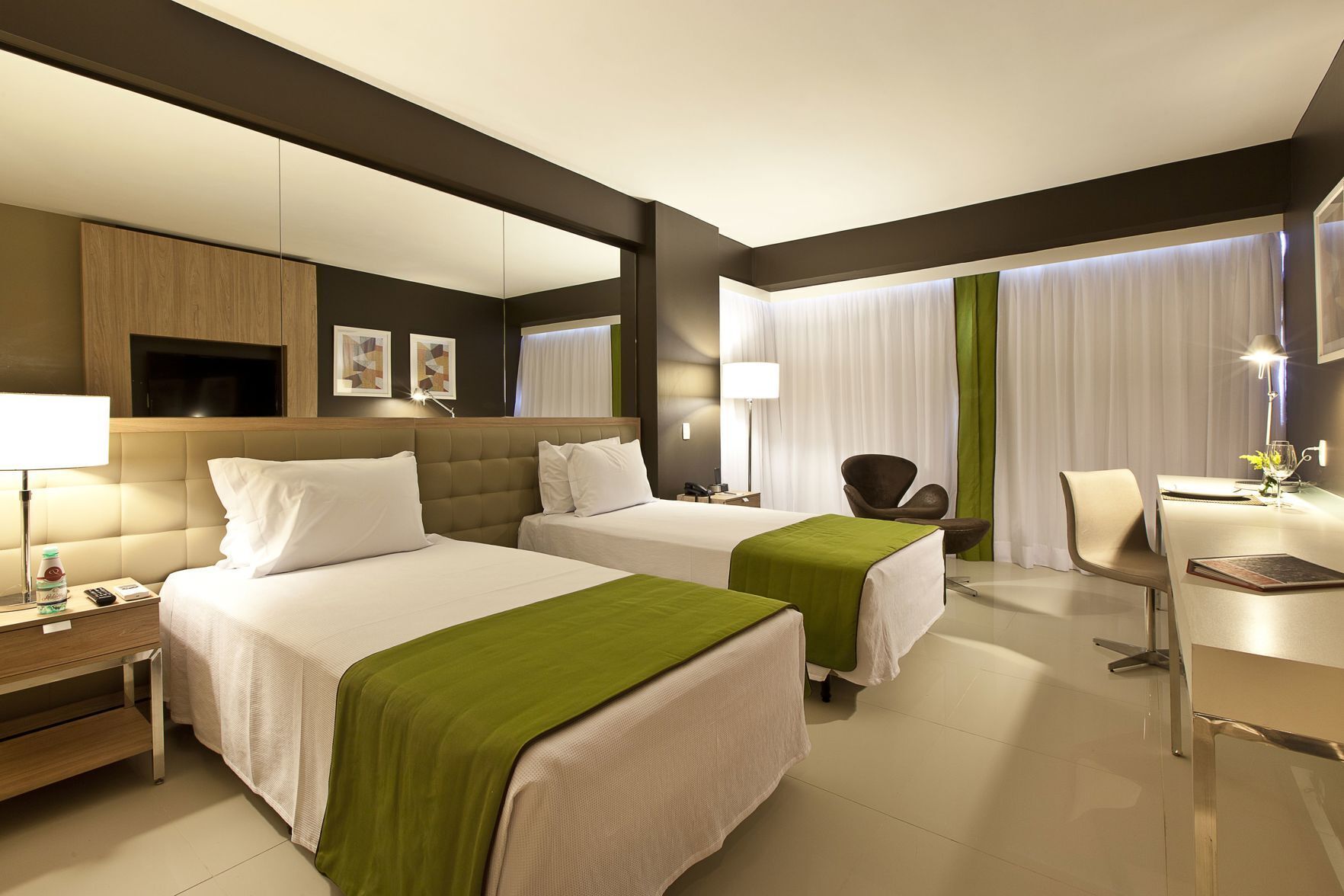 Minibar, una cassaforte in camera, una scrivania, postazione laptop