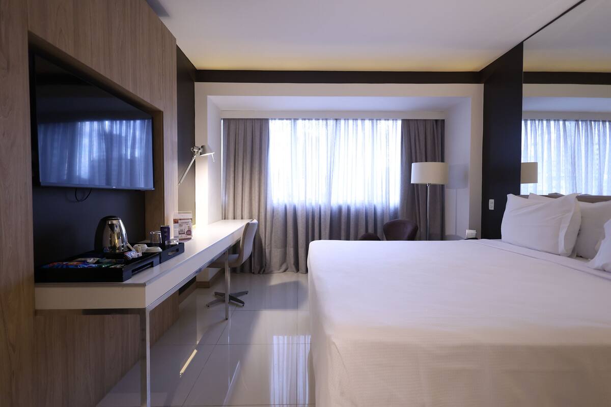 Deluxe Room | Minibar, in-room safe, desk, laptop workspace