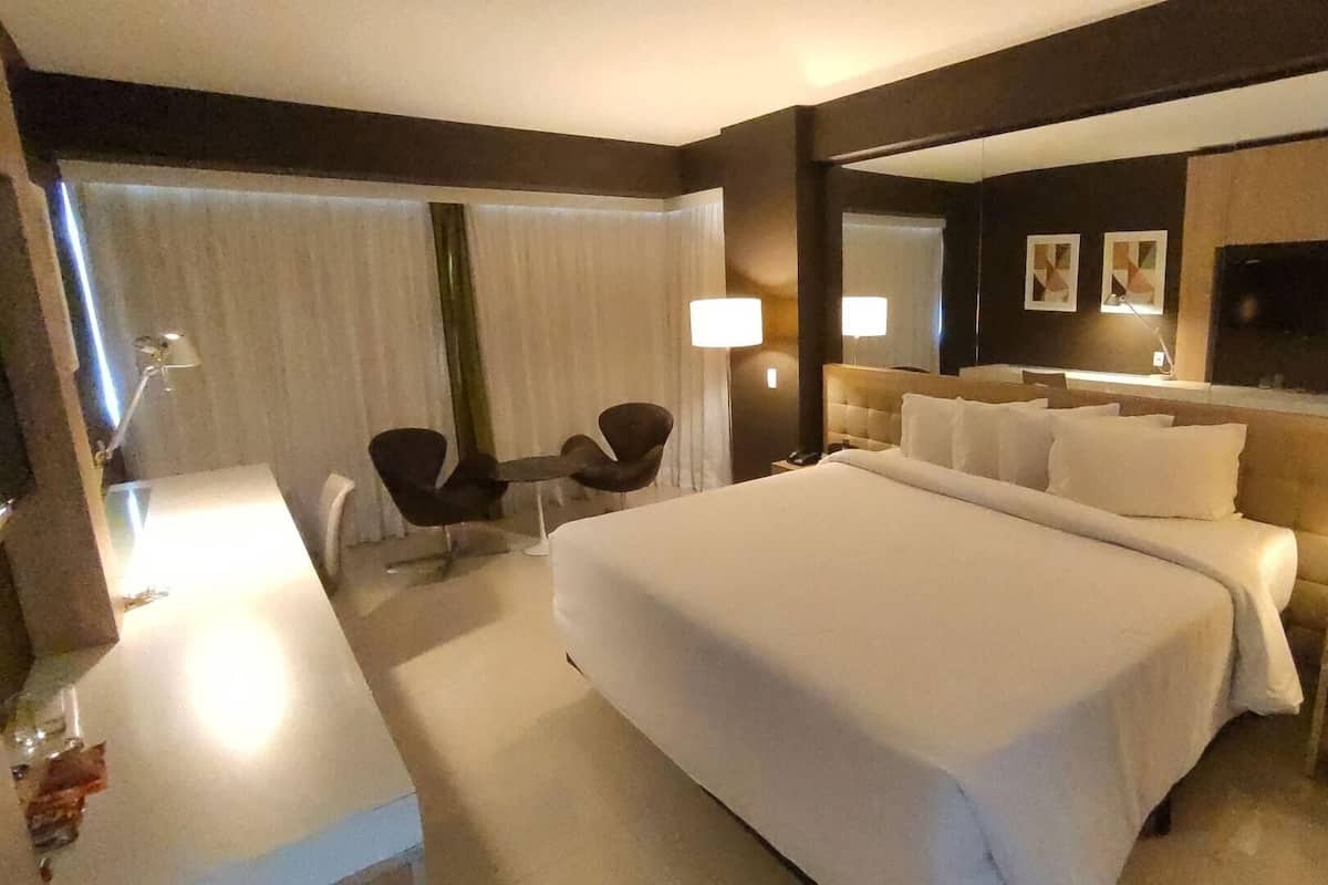 Minibar, caja fuerte, escritorio y espacio para trabajar con un portátil