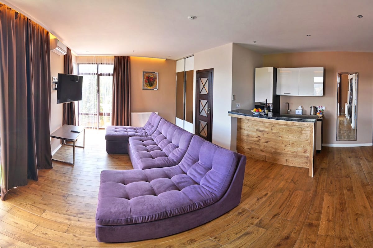 Honeymoon Suite, 1 Bedroom, Mountain View | In-room safe, free WiFi