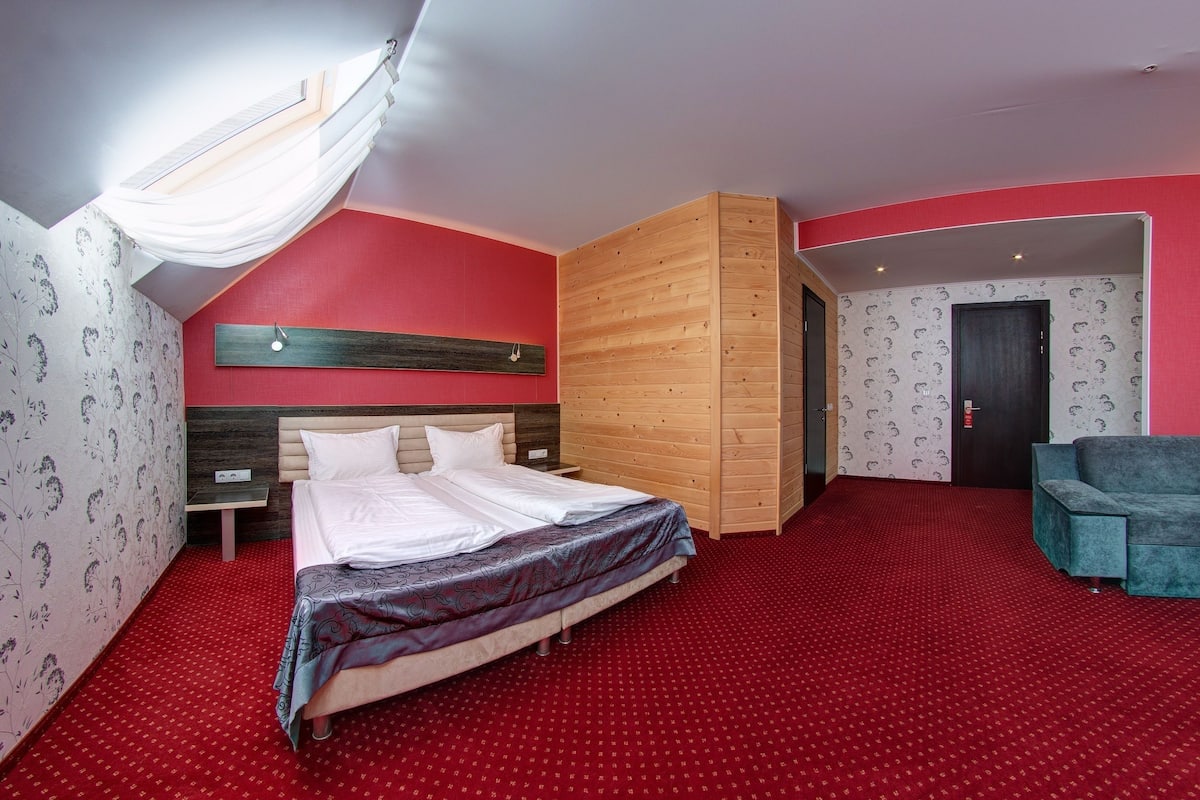 Suite (Mansard) | In-room safe, free WiFi
