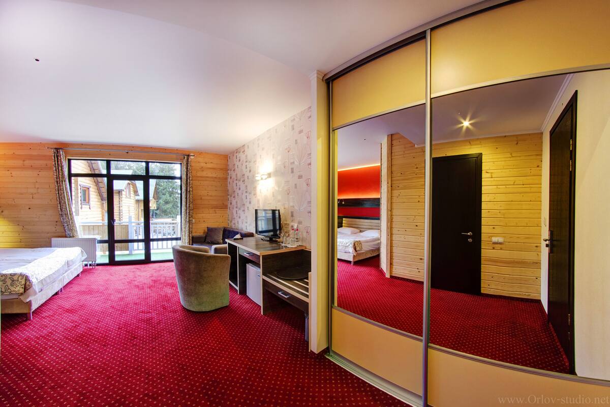 In-room safe, WiFi (free)