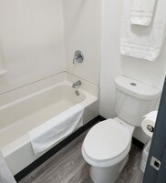 Bañera con ducha, secador de pelo, toallas