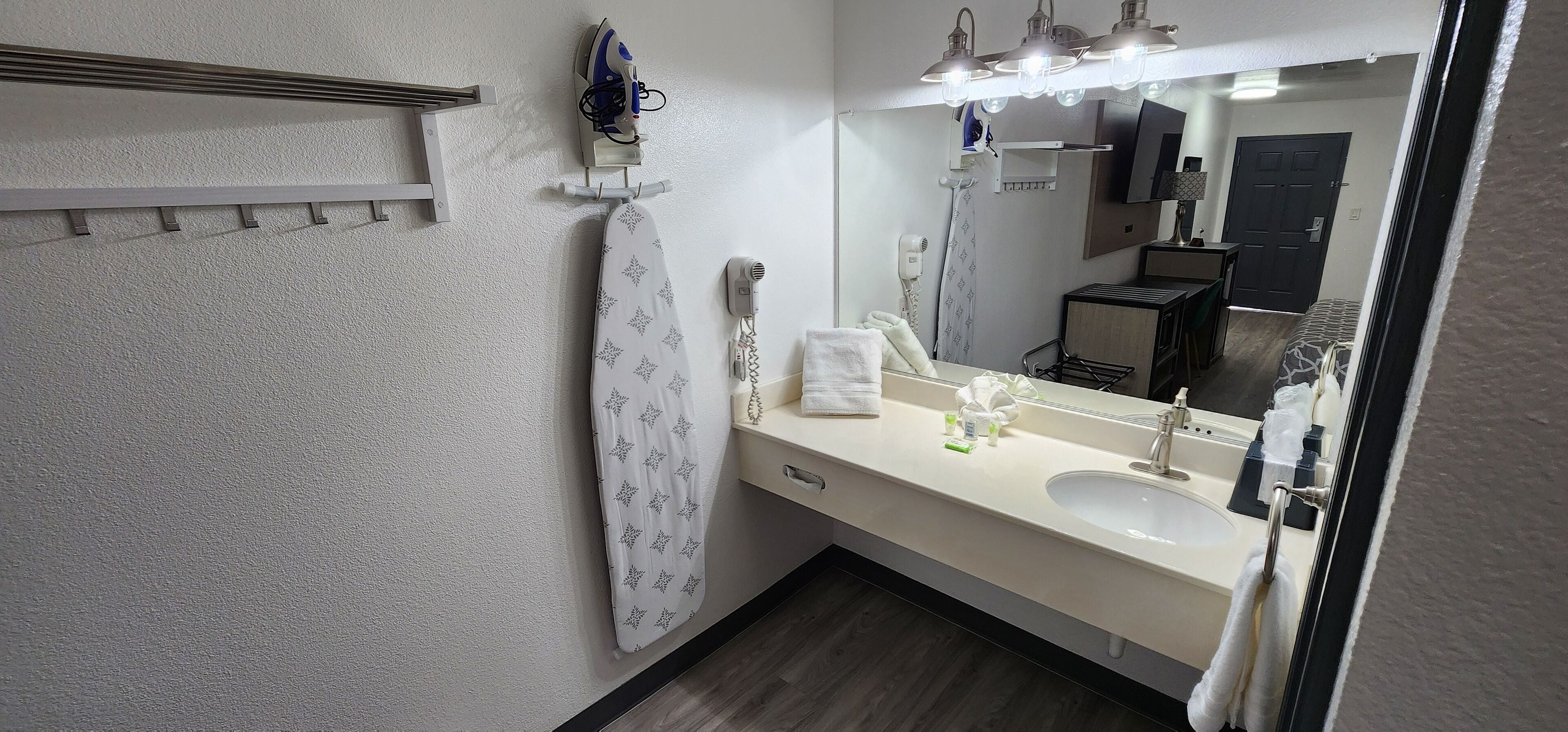 Rom – deluxe, 1 kingsize-seng, ikke-røyk, kjøleskap og mikrobølgeovn | Memory foam-senger, skrivebord og skrivebord for bærbar PC