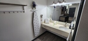 Quarto luxo, 1 cama King, para não fumantes, geladeira e micro-ondas | Camas com colchões de espuma com sistema de memória, escrivaninha