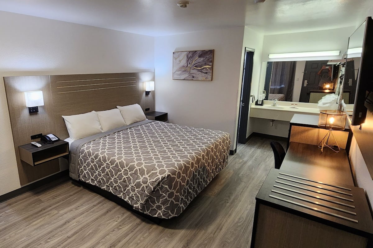 Chambre Standard, 1 trÚs grand lit, non-fumeur, réfrigérateur et four à micro-ondes | Lit avec matelas en mousse à mémoire, bureau