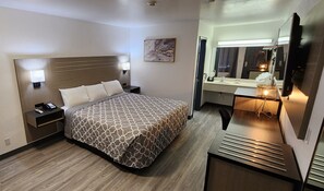 ห้องสแตนดาร์ด, เตียงคิงไซส์ 1 เตียง, ปลอดบุหรี่, ตู้เย็นและไมโครเวฟ | เตียงเมมโมรีโฟม, โต๊ะทำงาน, พื้นที่ทำงานแบบใช้แล็ปท็อป, ผ้าม่านกันแสง