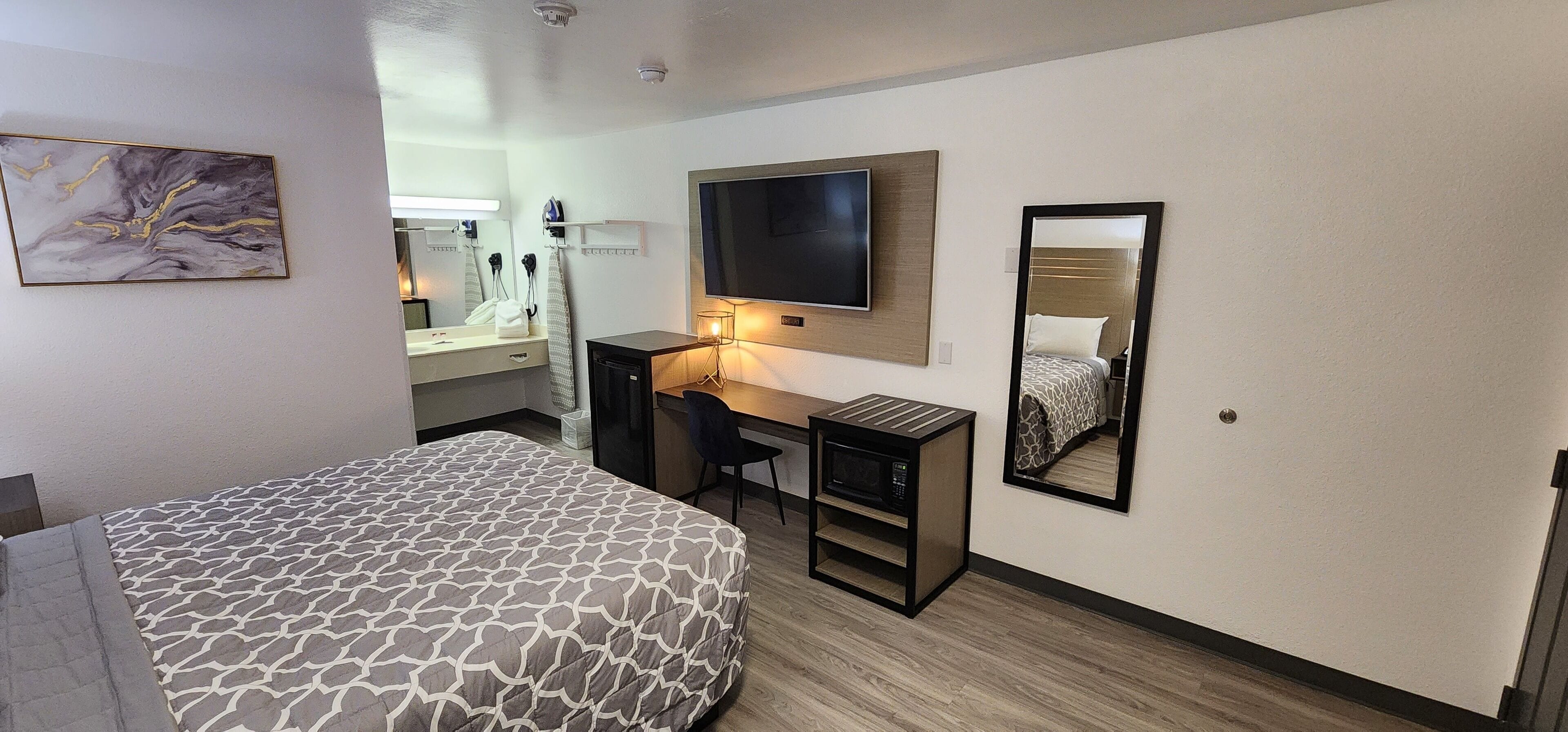 Habitación estándar, 1 cama King size, para no fumadores, refrigerador y microondas | Camas con efecto memoria, escritorio y espacio para trabajar con laptop 