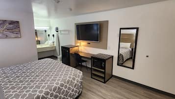 Habitación estándar, 1 cama King size, para no fumadores, refrigerador y microondas | Camas con efecto memoria, escritorio y espacio para trabajar con laptop