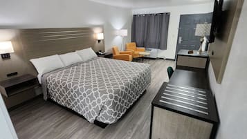 Deluxe-Zimmer, 1 King-Bett, Nichtraucher, Kühlschrank und Mikrowelle | Betten mit Memory-Foam-Matratzen, Schreibtisch