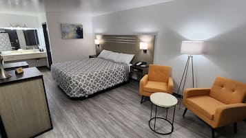 Deluxe-Zimmer, 1 King-Bett, Nichtraucher, Kühlschrank und Mikrowelle | Betten mit Memory-Foam-Matratzen, Schreibtisch