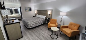 Quarto luxo, 1 cama King, para não fumantes, geladeira e micro-ondas | Camas com colchões de espuma com sistema de memória, escrivaninha