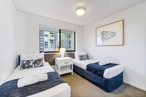 2 عدّة غرف نوم ومكواة/لوح كي وأسرّة أطفال/رضّع وأسرّة قابلة للطي