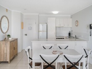 2 عدّة غرف نوم ومكواة/لوح كي وأسرّة أطفال/رضّع وأسرّة قابلة للطي