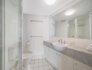 2 bedrooms, iron/ironing board, cribs/infant beds, rollaway beds - The Waterview (Caloundra)