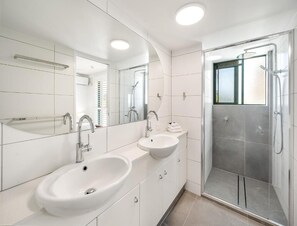 2 Schlafzimmer, Bügeleisen/Bügelbrett, Babybetten, Zustellbetten