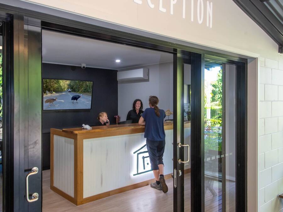 Uma área de recepção com uma placa indicando "RECEPTION" acima da entrada.