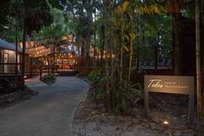 供應早餐、午餐、晚餐；海灘景