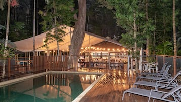 Piscine extérieure, parasols de plage, chaises longues