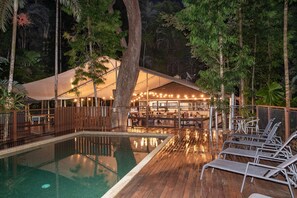 室外游泳池，08:00 至 21:00 开放，池畔遮阳伞，日光浴躺椅