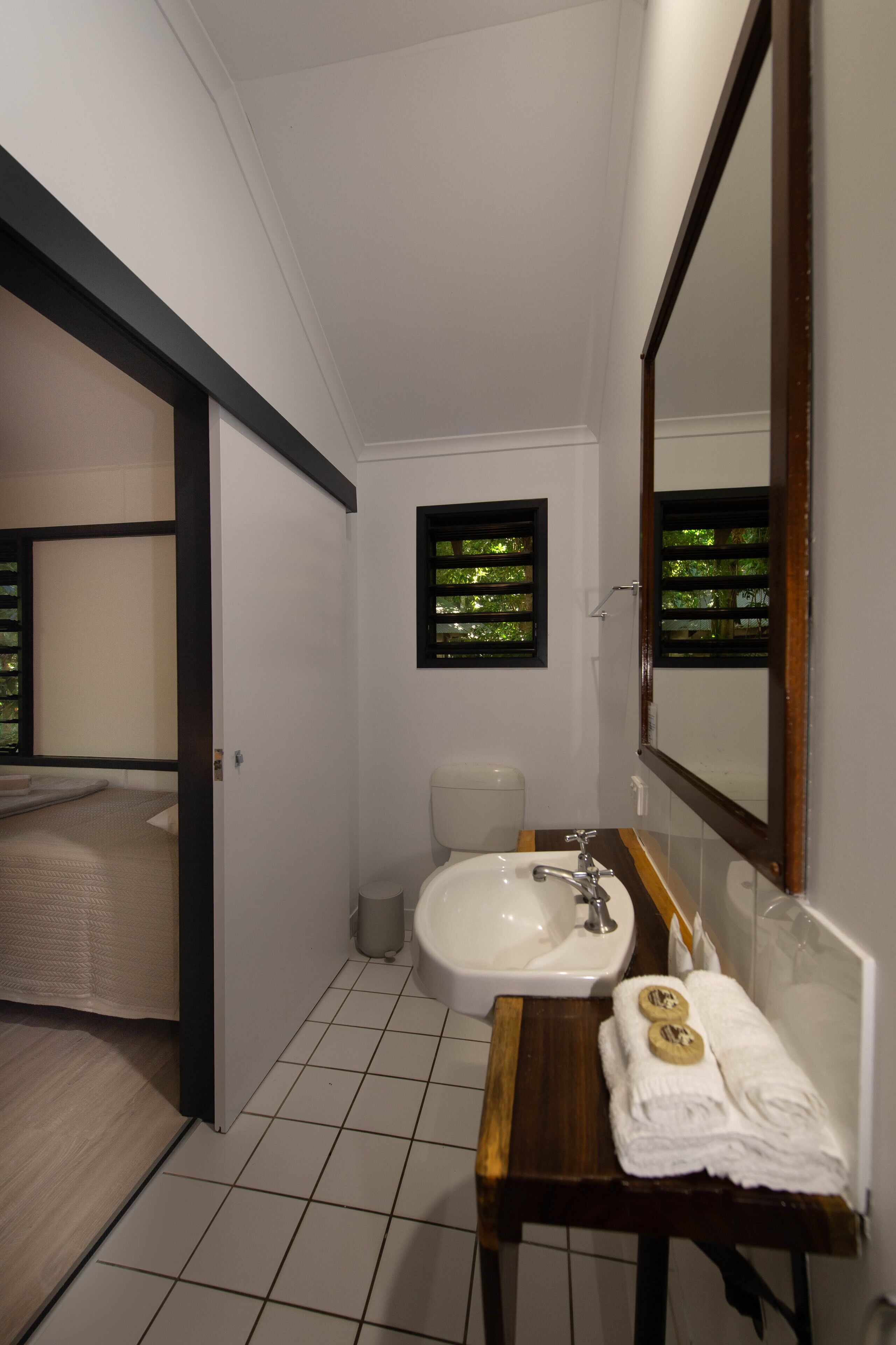 cabin (rainforest - escape) | bathroom | towels