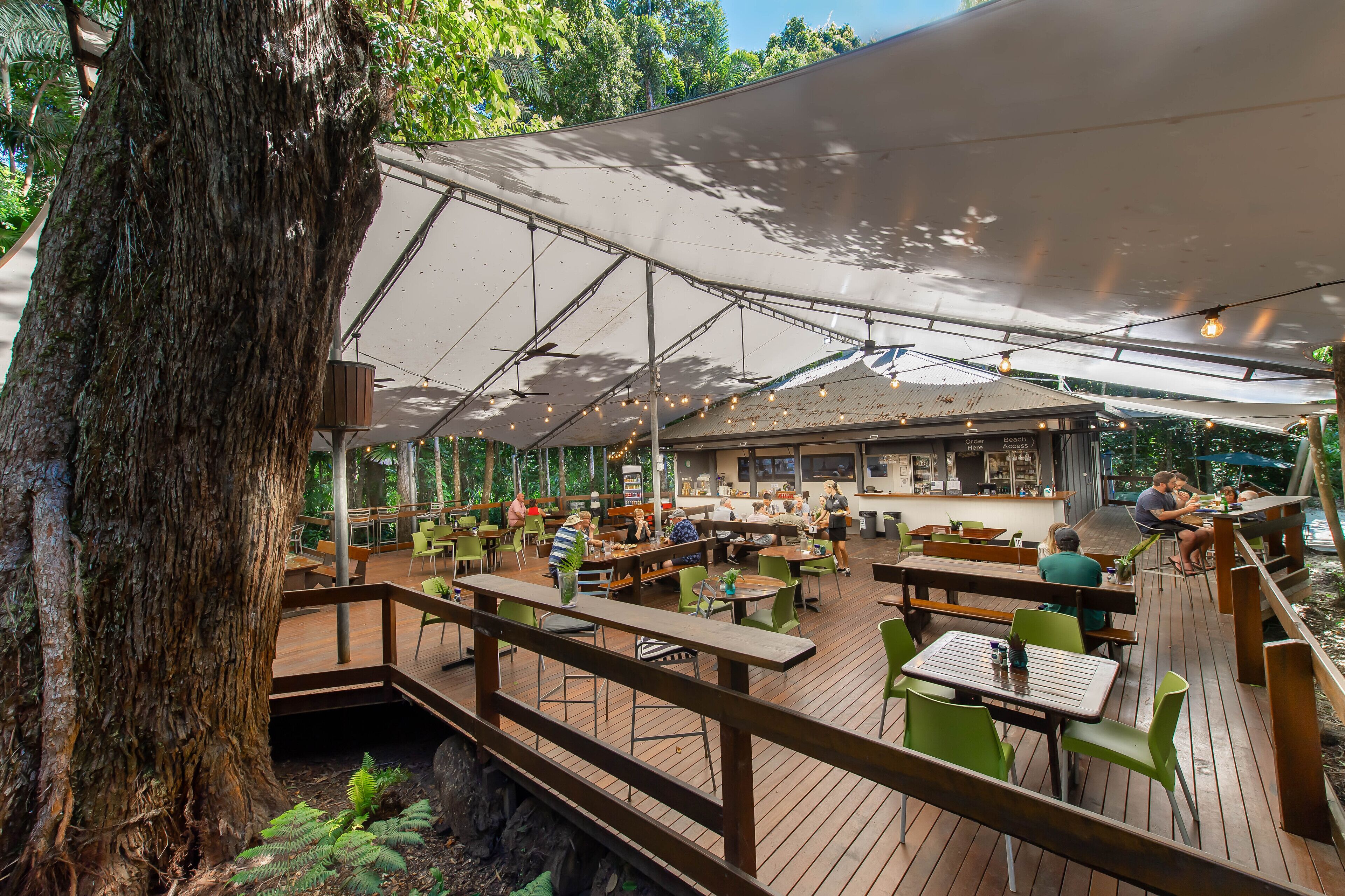 Breakfast, lunch, dinner served; beach views 