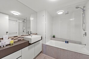 Gratis toiletartikelen, een haardroger, handdoeken