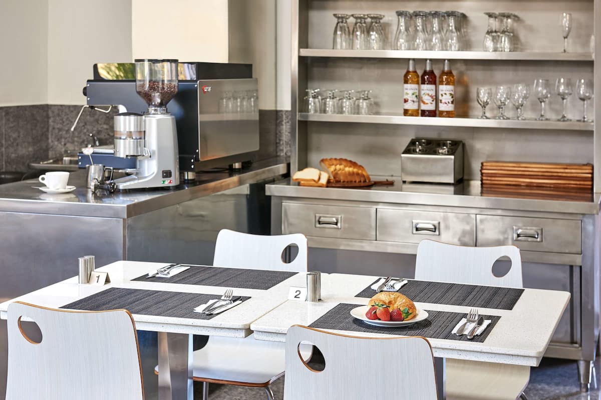 daily cooked-to-order breakfast for a fee