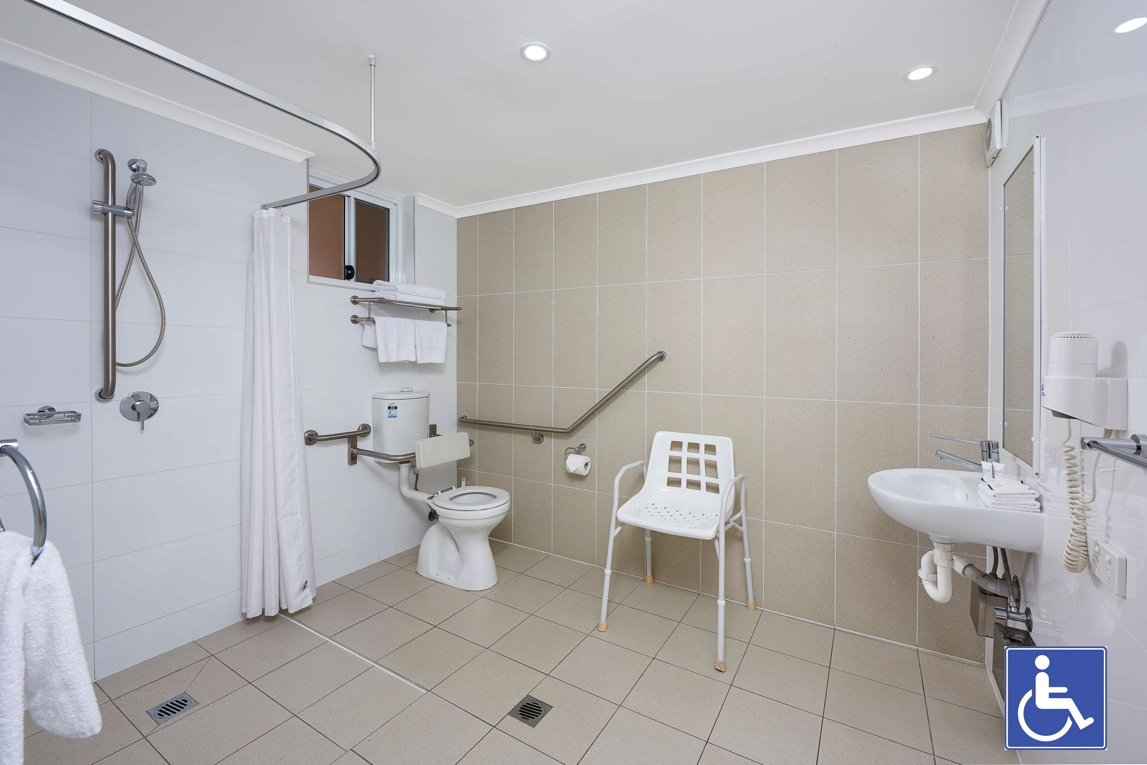 standard room, 1 queen bed, accessible, non smoking | accessible bathroom