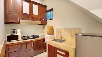 Frigobar, microondas, placa de cocina, utensilios de cocina