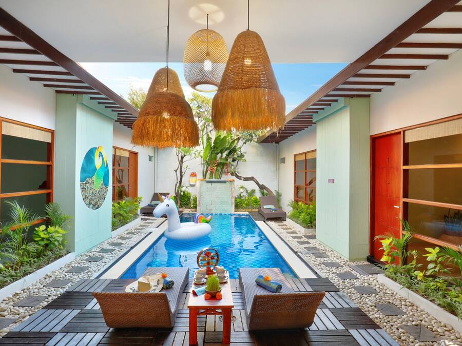 Una piscina al aire libre, sillones reclinables de piscina