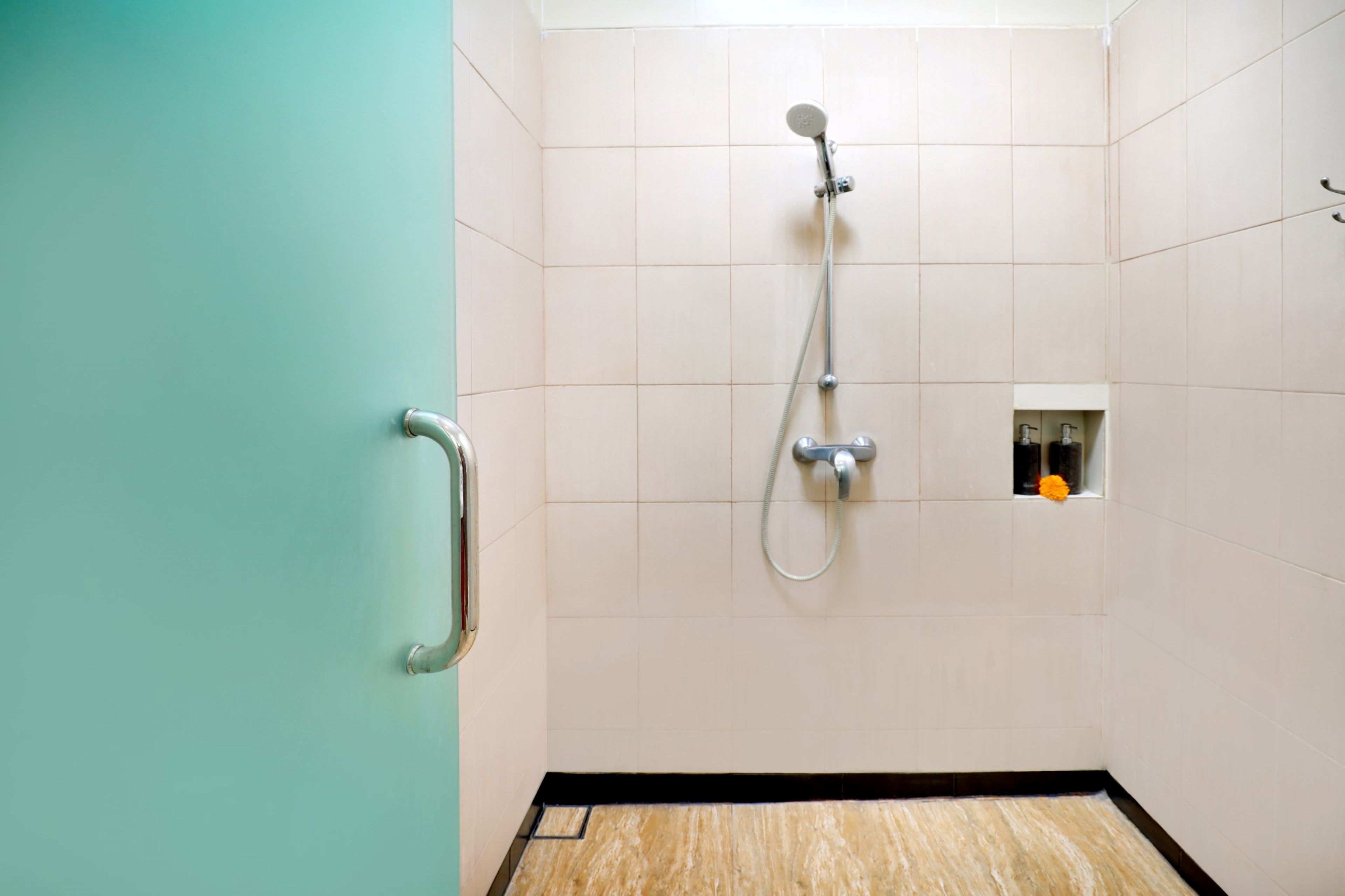 Ducha, artículos de tocador gratuitos, pantuflas, bidet