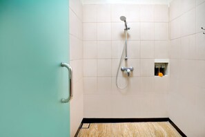 Ducha, artículos de tocador gratuitos, pantuflas, bidet
