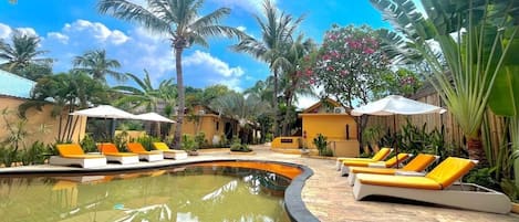 Swim-up bar