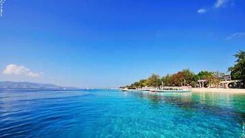 Am Strand, LiegestĂŒhle, Sonnenschirme, Sporttauchen