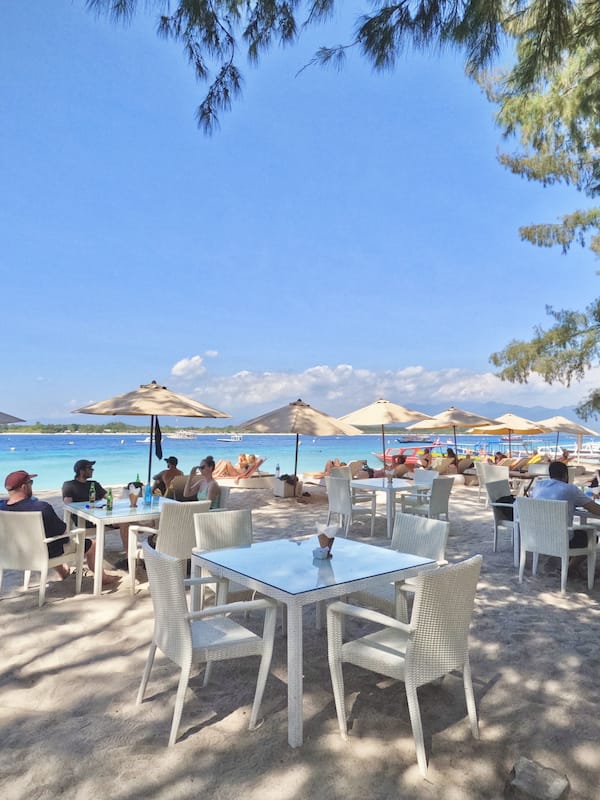 Plage, chaises longues, parasols, plongée sous-marine