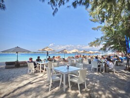 Plage, chaises longues, parasols, plongée sous-marine